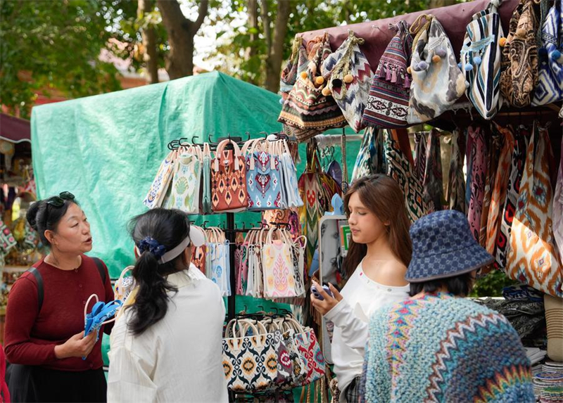 Xinjiang : comment le thé au lait favorise la gouvernance de proximité et l'unité ethnique