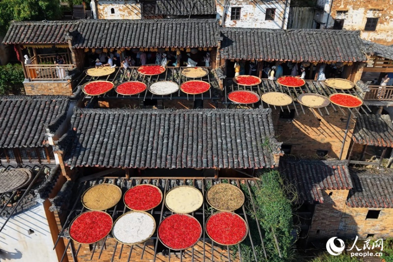 Jiangxi : venez admirer le séchage des récoltes au soleil dans le vieux village à flanc de falaise de Huangling