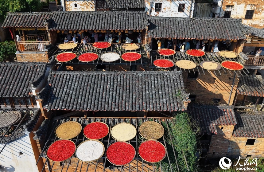 Jiangxi : venez admirer le séchage des récoltes au soleil dans le vieux village à flanc de falaise de Huangling