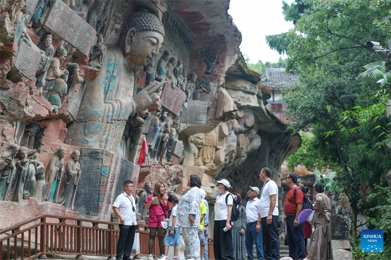 Chongqing : le nombre de touristes étrangers sur le site de Dazu augmente alors que les voyages en Chine gagnent en popularité dans le monde