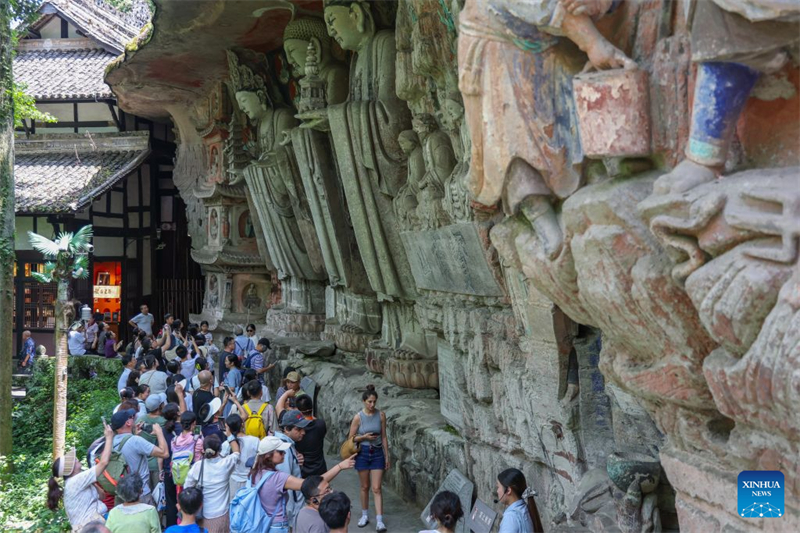 Chongqing : le nombre de touristes étrangers sur le site de Dazu augmente alors que les voyages en Chine gagnent en popularité dans le monde