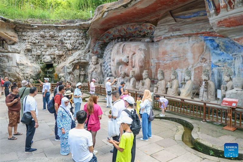 Chongqing : le nombre de touristes étrangers sur le site de Dazu augmente alors que les voyages en Chine gagnent en popularité dans le monde