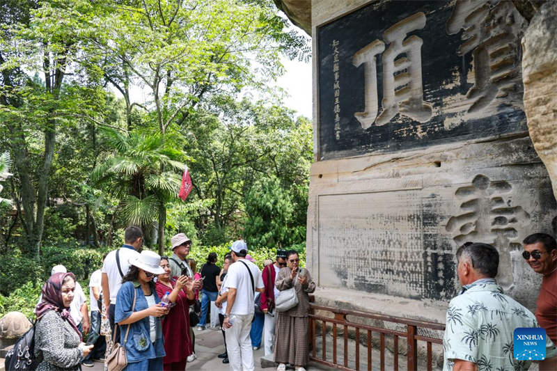 Chongqing : le nombre de touristes étrangers sur le site de Dazu augmente alors que les voyages en Chine gagnent en popularité dans le monde