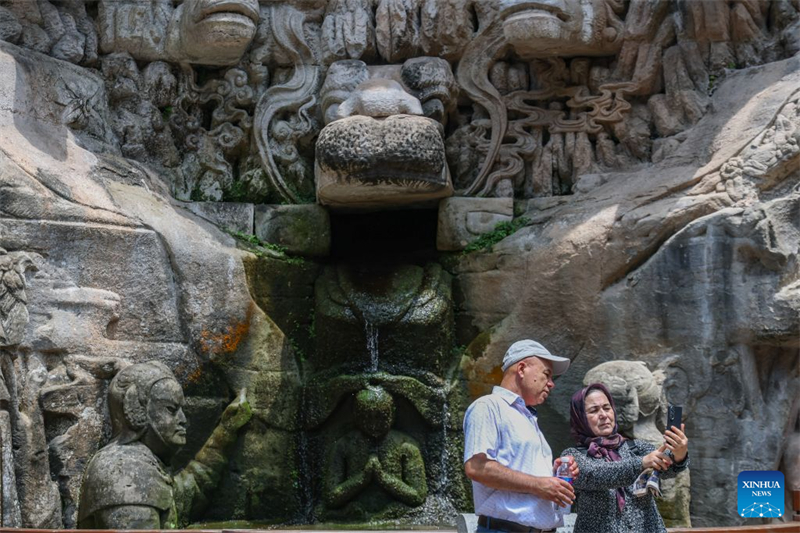 Chongqing : le nombre de touristes étrangers sur le site de Dazu augmente alors que les voyages en Chine gagnent en popularité dans le monde