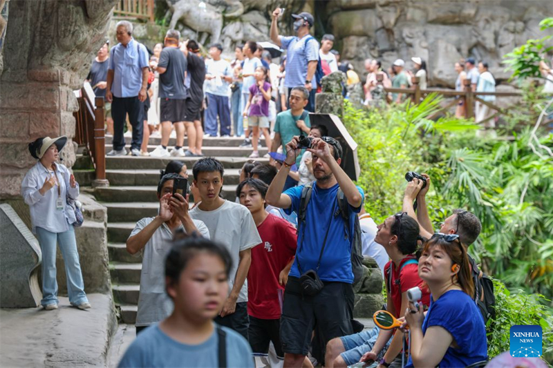 Chongqing : le nombre de touristes étrangers sur le site de Dazu augmente alors que les voyages en Chine gagnent en popularité dans le monde