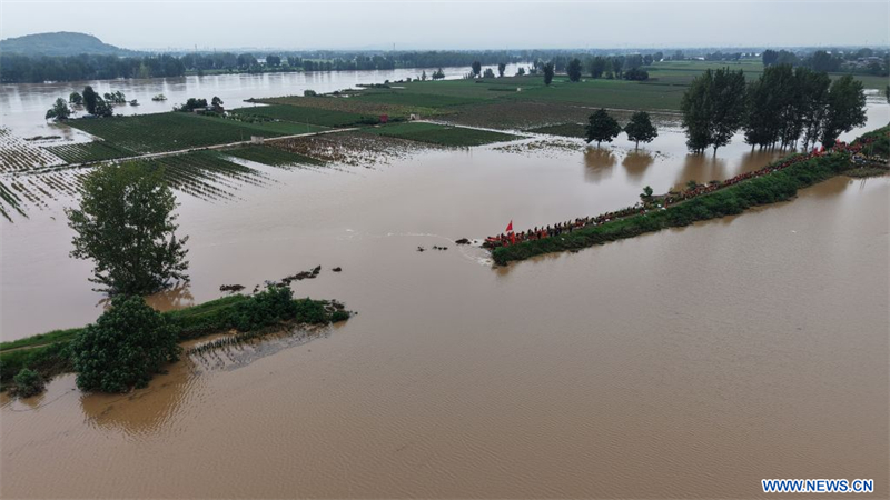 Des milliers de personnes évacuées alors que de fortes pluies gonflent les rivières du centre de la Chine