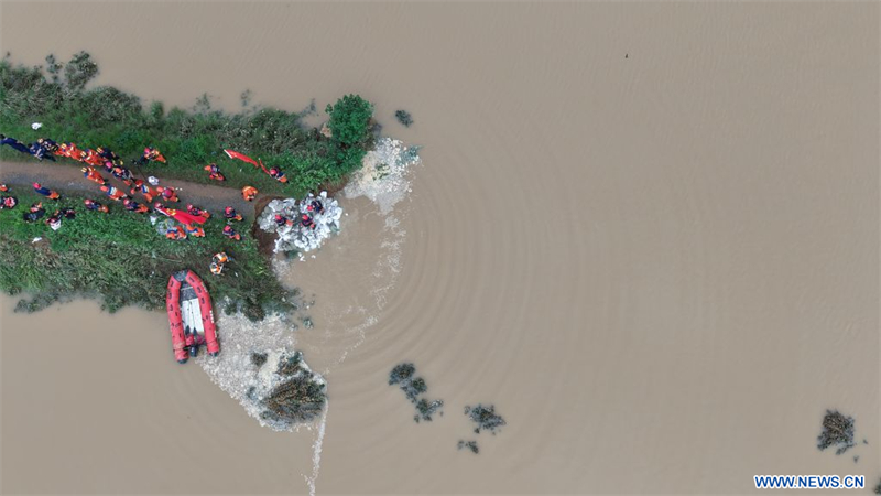 Des milliers de personnes évacuées alors que de fortes pluies gonflent les rivières du centre de la Chine