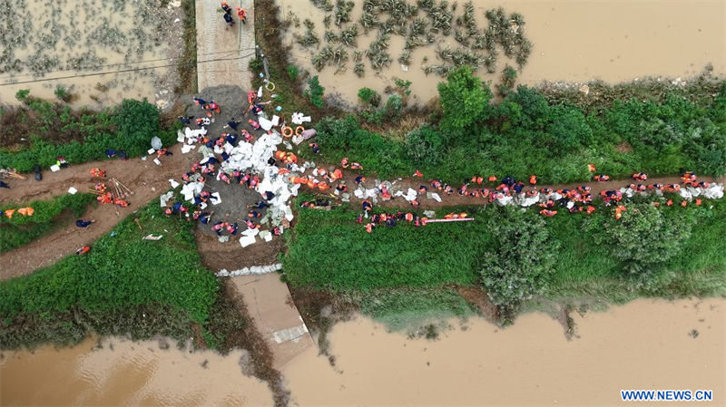 Des milliers de personnes évacuées alors que de fortes pluies gonflent les rivières du centre de la Chine