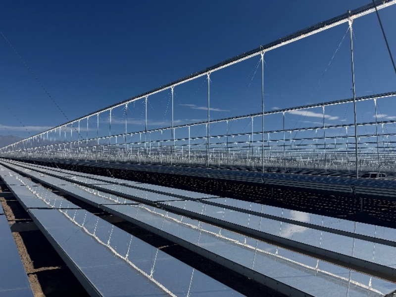 Photo du projet de démonstration d'énergie intégrée de 1 million de kilowatts combinant l'énergie solaire thermodynamique à concentration (CSP) et le photovoltaïque (PV) de Three Gorges Renewables (Group) Co., Ltd. à Hami, dans la région autonome ouïgoure du Xinjiang, (nord-ouest de la Chine). (Michael Kurtagh/Le Quotidien du Peuple en ligne)