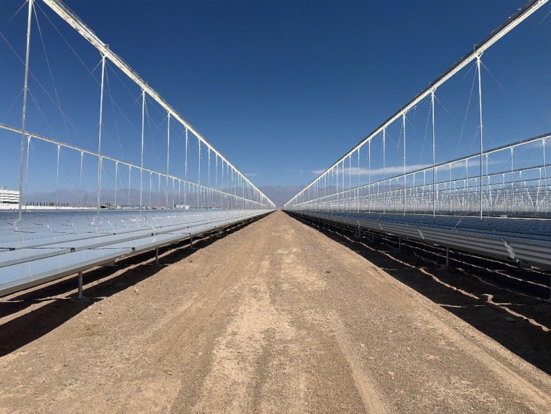 Photo du projet de démonstration d'énergie intégrée de 1 million de kilowatts combinant l'énergie solaire thermodynamique à concentration (CSP) et le photovoltaïque (PV) de Three Gorges Renewables (Group) Co., Ltd. à Hami, dans la région autonome ouïgoure du Xinjiang, (nord-ouest de la Chine). (Michael Kurtagh/Le Quotidien du Peuple en ligne)