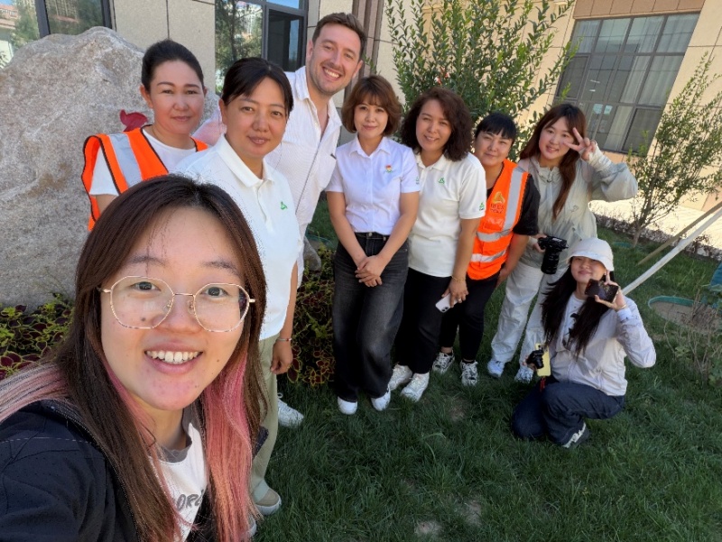 Photo de groupe des ouvriers de Hami Beikong City Service Co., Ltd. et des employés du Quotidien du peuple en ligne à Hami, dans la région autonome ouïgoure du Xinjiang (nord-ouest de la Chine). (Wang Xiaoping /Le Quotidien du Peuple en ligne)