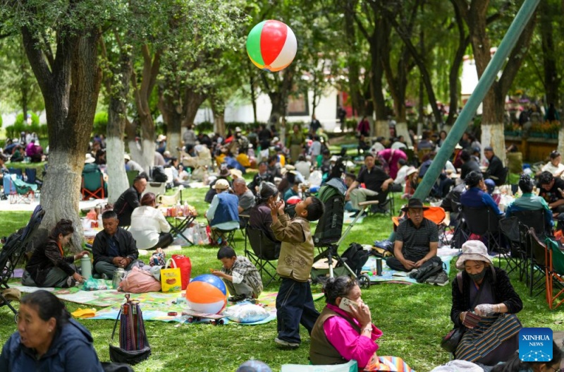 Xizang : les habitants profitent d'un moment de détente au parc Norbulingka à Lhassa