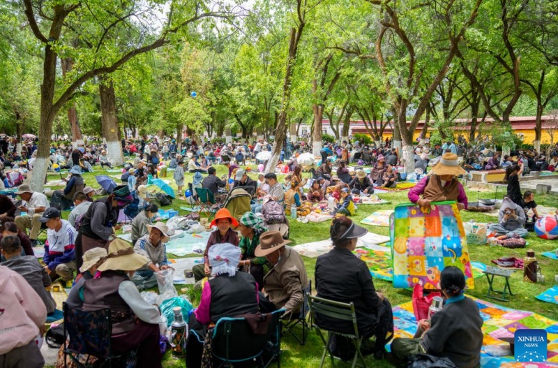 Xizang : les habitants profitent d'un moment de détente au parc Norbulingka à Lhassa