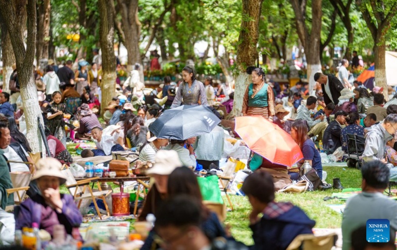 Xizang : les habitants profitent d'un moment de détente au parc Norbulingka à Lhassa