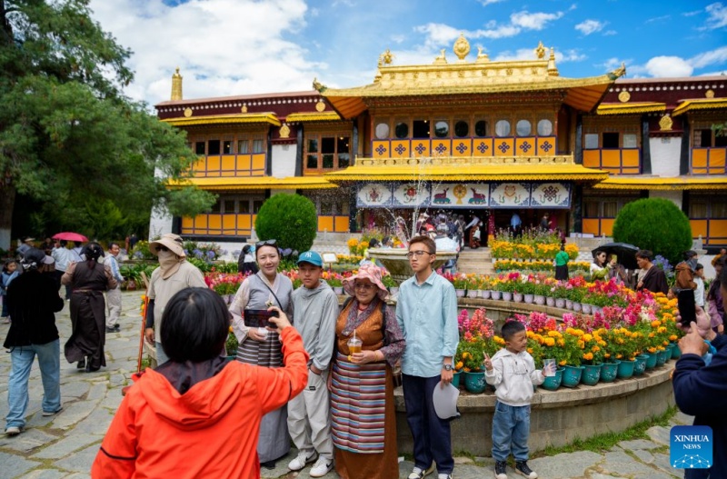 Xizang : les habitants profitent d'un moment de détente au parc Norbulingka à Lhassa