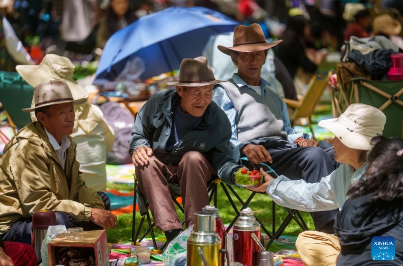 Xizang : les habitants profitent d'un moment de détente au parc Norbulingka à Lhassa