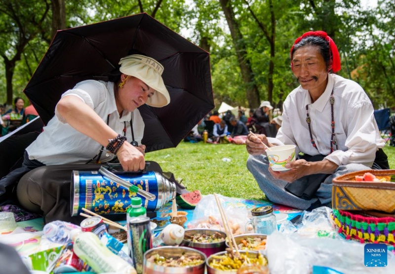 Xizang : les habitants profitent d'un moment de détente au parc Norbulingka à Lhassa