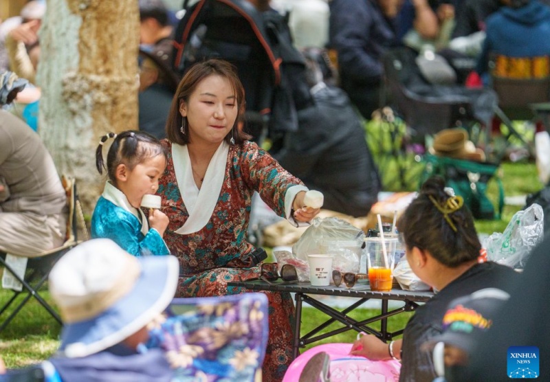 Xizang : les habitants profitent d'un moment de détente au parc Norbulingka à Lhassa