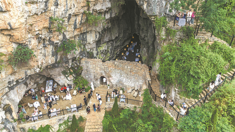 Des cavernes aux cafés, ou comment la fraîcheur des grottes stimule le tourisme estival en Chine