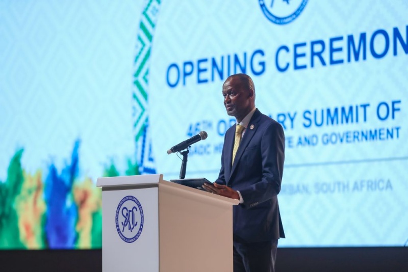 Elias Magosi, secrétaire exécutif de la Communauté de développement d'Afrique australe (SADC), prononce un discours lors de la cérémonie d'ouverture du 46e sommet ordinaire des chefs d'Etat et de gouvernement de la SADC à Durban, en Afrique du Sud, le 17 août 2026. (Xinhua/Chen Wei)