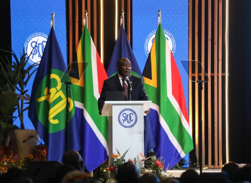 Le président sud-africain Cyril Ramaphosa prononce un discours lors de la cérémonie d'ouverture du 46e sommet ordinaire des chefs d'Etat et de gouvernement de la Communauté de développement d'Afrique australe (SADC) à Durban, en Afrique du Sud, le 17 août 2026. (Xinhua/Chen Wei)