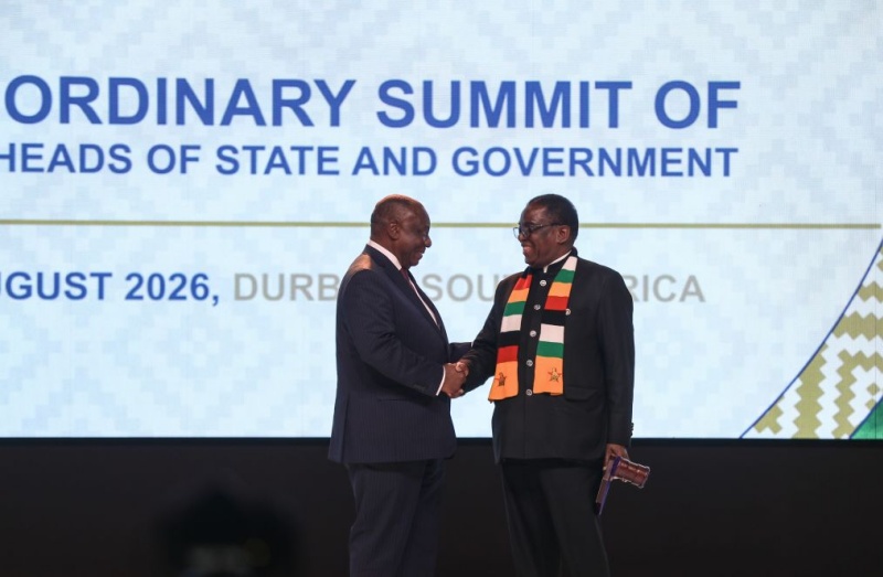 Le président sud-africain Cyril Ramaphosa (à gauche) serre la main du président zimbabwéen Emmerson Mnangagwa, alors que M. Ramaphosa succède à M. Mnangagwa à la présidence de la Communauté de développement d'Afrique australe (SADC), lors de la cérémonie d'ouverture du 46e sommet ordinaire de chefs d'Etat et de gouvernement à Durban, en Afrique du Sud, le 17 août 2026. (Xinhua/Chen Wei)