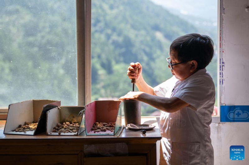 Hubei : un médecin rural consacre des décennies à veiller sur la santé de tout un village