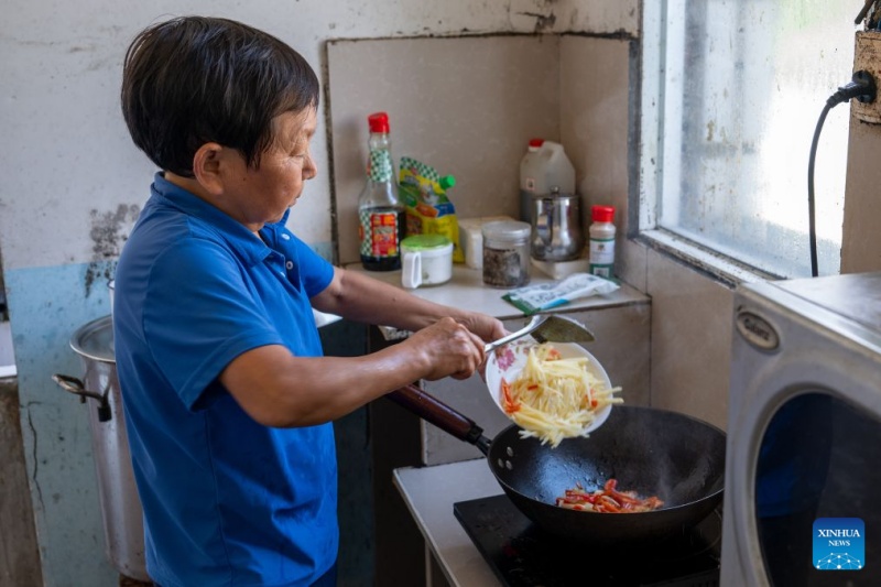 Hubei : un médecin rural consacre des décennies à veiller sur la santé de tout un village