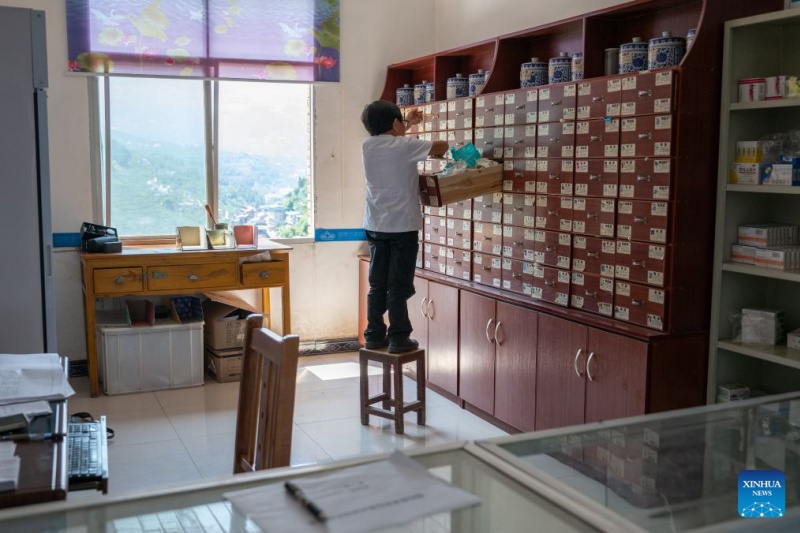 Hubei : un médecin rural consacre des décennies à veiller sur la santé de tout un village