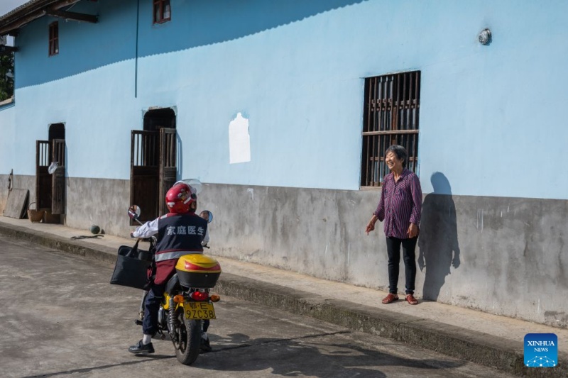 Hubei : un médecin rural consacre des décennies à veiller sur la santé de tout un village