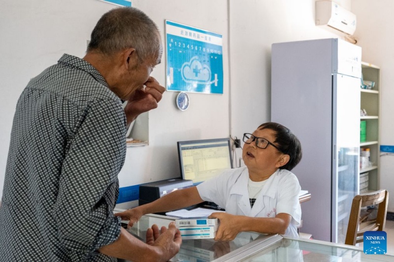 Hubei : un médecin rural consacre des décennies à veiller sur la santé de tout un village