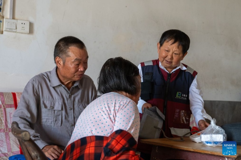 Hubei : un médecin rural consacre des décennies à veiller sur la santé de tout un village