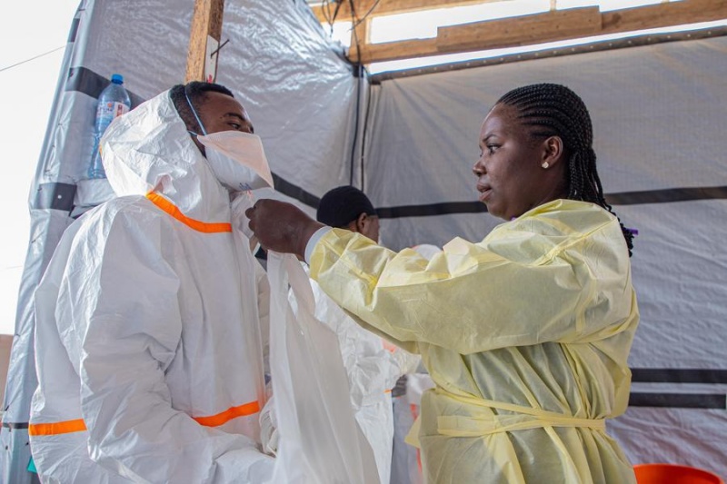 Des professionnels de santé enfilent leurs combinaisons de protection dans un centre de traitement d'Ebola à Bunia, dans la province de l'Ituri, en République démocratique du Congo (RDC), le 6 juillet 2026. (Xinhua)