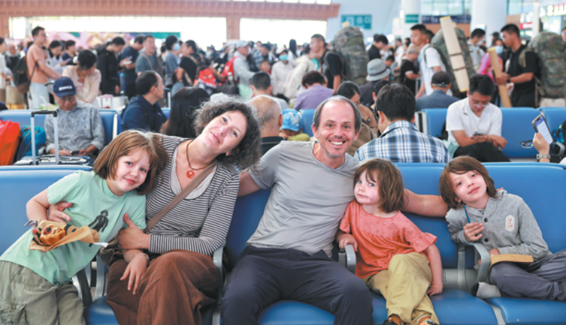 Des touristes français attendent à la gare de Kunming-Sud de monter à bord du train à grande vitesse Chine-Laos pour se rendre à Xishuangbanna, dans la province du Yunnan (sud-ouest de la Chine), le 14 août. Le Yunnan est devenu une destination prisée des voyageurs, tant chinois qu’étrangers, désireux d'échapper à la chaleur et de bien profiter de leurs vacances estivales. (Xinhua/Yang Zixuan)