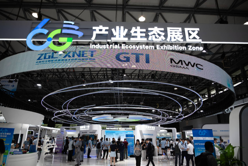 Des visiteurs parcourent l'espace d'exposition dédié à l'écosystème industriel de la 6G lors du MWC Shanghai 2026, le 24 juin 2026. (Photo / Wang Gang)