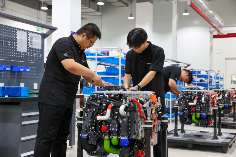 Des ingénieurs assemblent un système de pile à combustible à hydrogène dans l'usine de production de la société Fengqingyang Hydrogen Energy Technology (Jiangxi) Co., Ltd., à Lushan, dans la province du Jiangxi (est de la Chine). (Photo / Han Junxuan)
