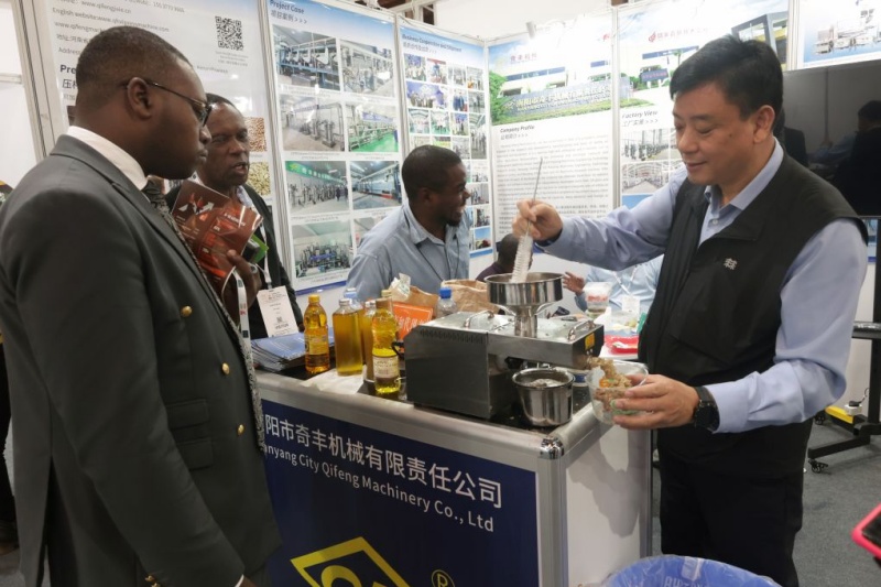 Un exposant (à droite) montre une machine de transformation alimentaire lors du Salon africain de l'alimentation (Africa Food Show) dans le Centre international de conférence Kenyatta (KICC) à Nairobi, la capitale du Kenya, le 20 août 2026. (Xinhua/John Okoyo)