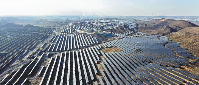  Une vue aérienne montrant un projet d'énergie verte de 2 millions de kilowatts alimentant le centre de données en nuage de Datang, près du désert de Tengger à Zhongwei, dans la région autonome Hui du Ningxia (nord-ouest de la Chine), le 10 février. (Xinhua/Lu Yang)