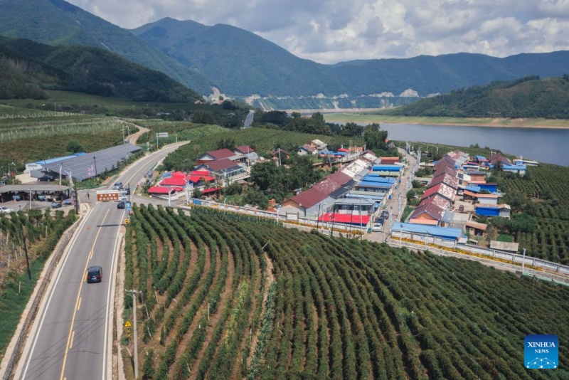 Jilin : une route nationale ouvre de nouvelles perspectives à une localité montagneuse de Sandaogou
