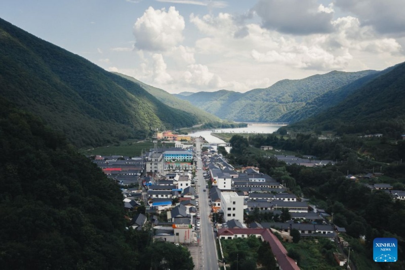 Jilin : une route nationale ouvre de nouvelles perspectives à une localité montagneuse de Sandaogou