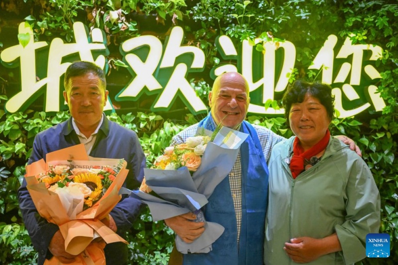 Un enseignant américain à la retraite entame une visite en Chine pour renouer une amitié née en classe et autour de la lutte contre la désertification