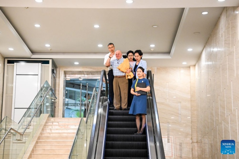 Un enseignant américain à la retraite entame une visite en Chine pour renouer une amitié née en classe et autour de la lutte contre la désertification