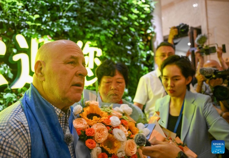 Un enseignant américain à la retraite entame une visite en Chine pour renouer une amitié née en classe et autour de la lutte contre la désertification