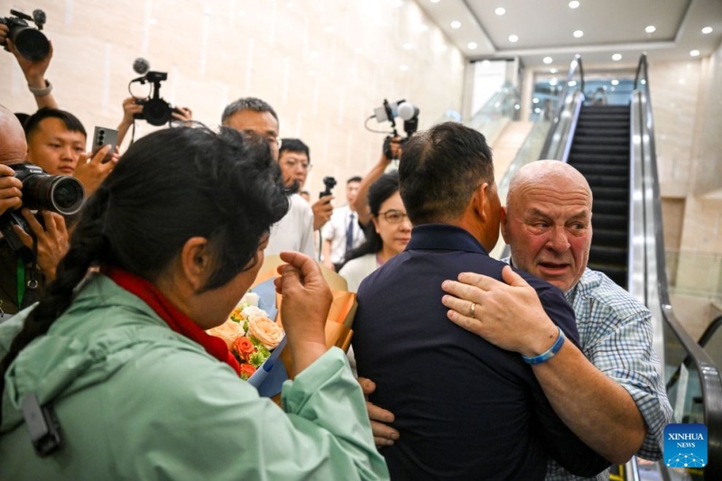 Un enseignant américain à la retraite entame une visite en Chine pour renouer une amitié née en classe et autour de la lutte contre la désertification