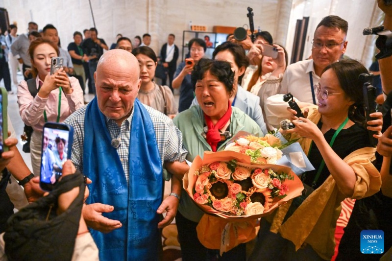 Un enseignant américain à la retraite entame une visite en Chine pour renouer une amitié née en classe et autour de la lutte contre la désertification