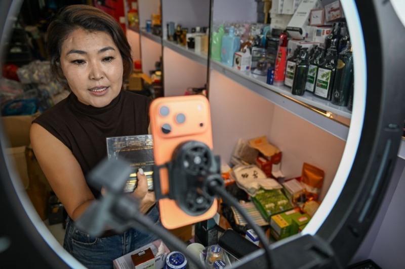 Xinjiang : des diffuseurs en ligne étrangers stimulent l'essor du commerce électronique transfrontalier à Horgos