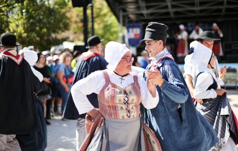 Des danseurs lors de la Fête de la moisson à Provins, en France, le 23 août 2026. La ville médiévale de Provins a célébré dimanche sa Fête de la moisson, avec au programme une parade de chars, des démonstrations de battage à l'ancienne, des tracteurs anciens et des danses folkloriques. (Xinhua/Wu Huiwo)