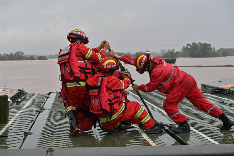 Guangxi : un « porte-avions de secours » acheminé vers la zone sinistrée de Ningming