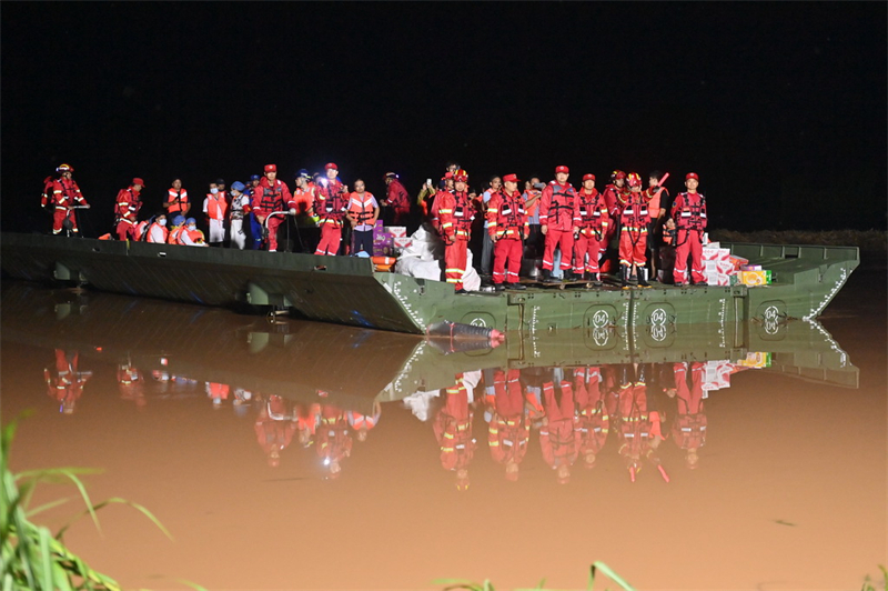 Guangxi : un « porte-avions de secours » acheminé vers la zone sinistrée de Ningming