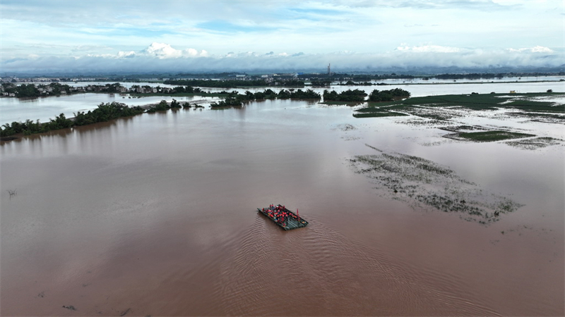 Guangxi : un « porte-avions de secours » acheminé vers la zone sinistrée de Ningming